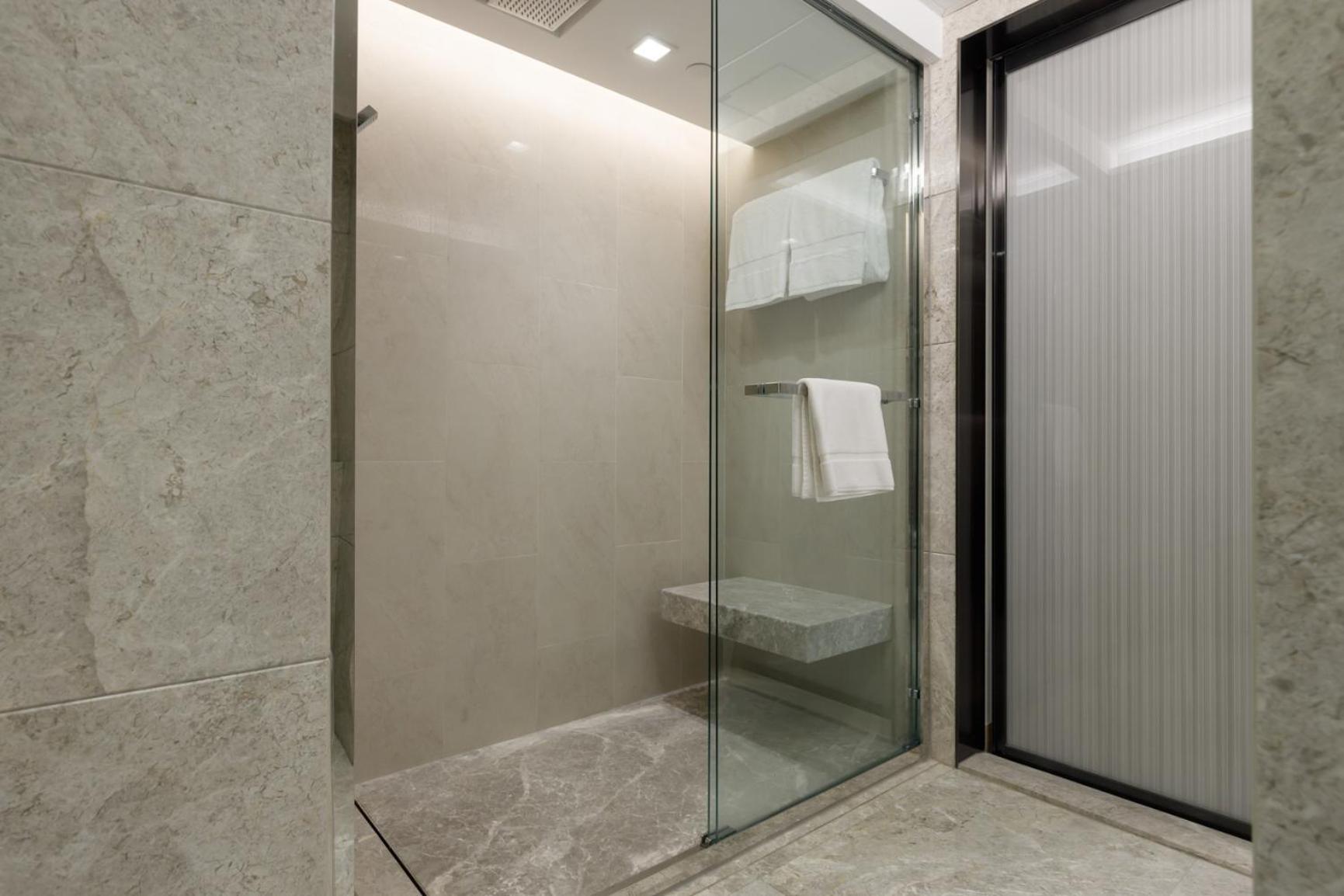فندق نيو وورلد ميلينيوم هونج كونج هونغ كونغ المظهر الخارجي الصورة A shower enclosure